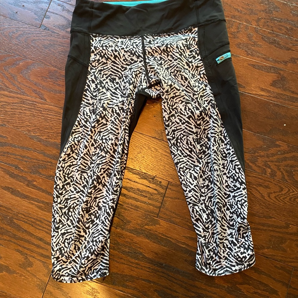 Lululemon cropped leggings in excellent condition. No pilling.